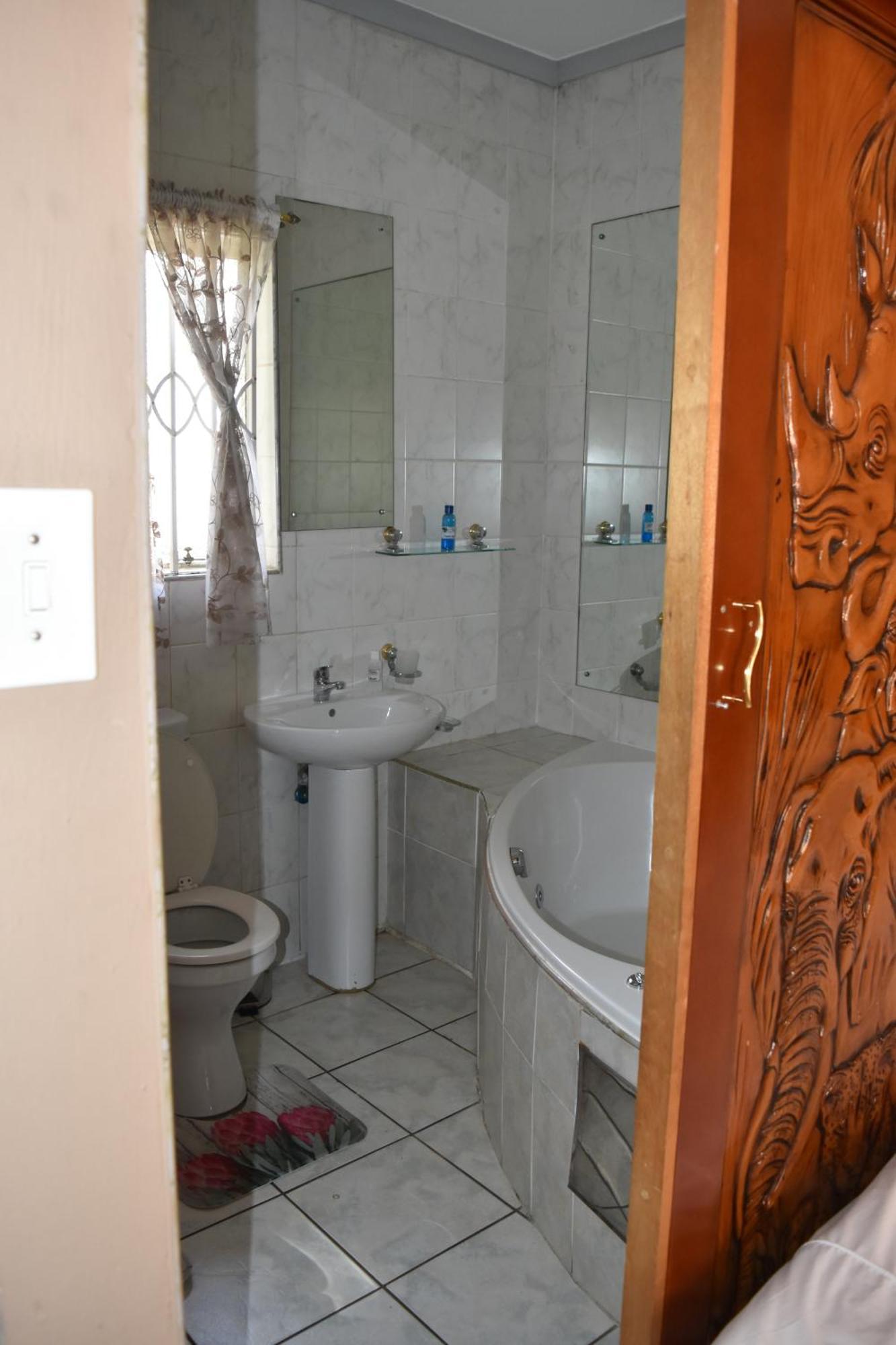 African Elephant Guesthouse Джермистон Экстерьер фото